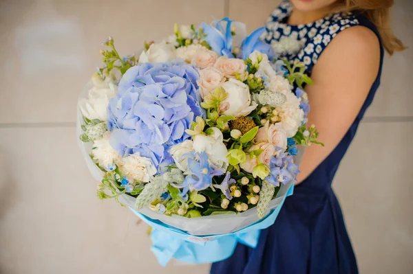 Güzel ve yumuşak çiçek buketi çiçekçi elleriyle