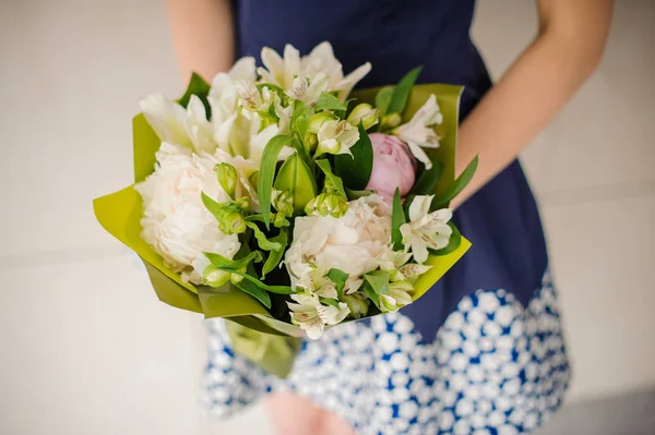 Florist holding a small bouquet of flowers in hands — Stock Photo, Image