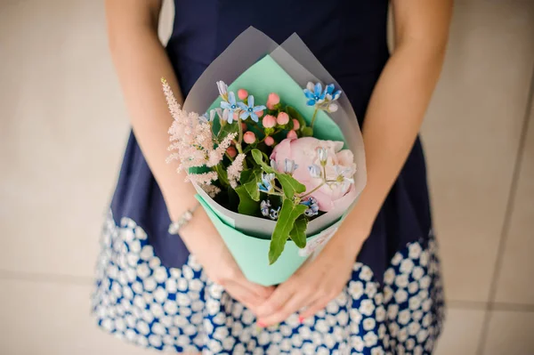 Bonito buquê de flores nas mãos — Fotografia de Stock