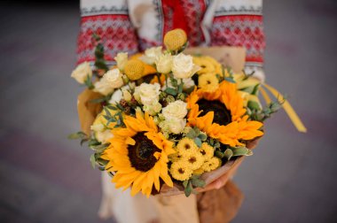 Ayçiçeği bir buket Ukraynalı kız