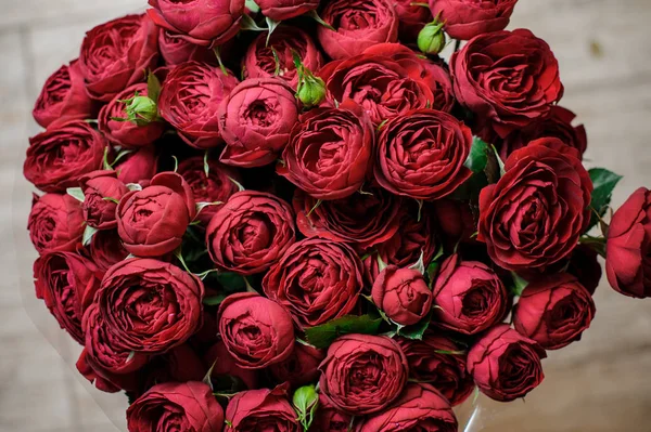 Bouquet molto bello ed elegante di fiori rossi — Foto Stock