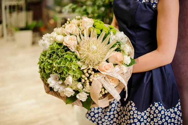 Mujer sosteniendo un hermoso ramo suave de flores —  Fotos de Stock