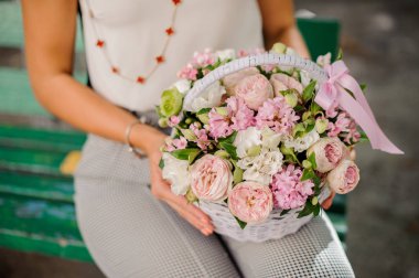 Çiçek güzel bir kompozisyon hasır sepet içinde tutan eller kadın