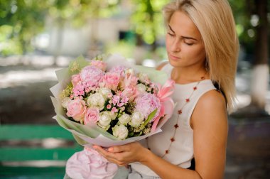 Çiçek güzel bir kompozisyon tutan kadın