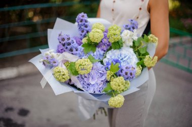 Çiçekler güzel ve yumuşak bileşimi ile el