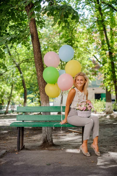 Selamat ulang tahun gadis dengan bunga cantik dan balon — Stok Foto