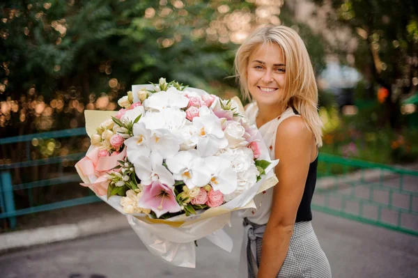 Güzel kız çiçek güzel bir kompozisyon holding