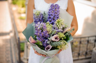 Güzel renkli düğün buket kadın elinde