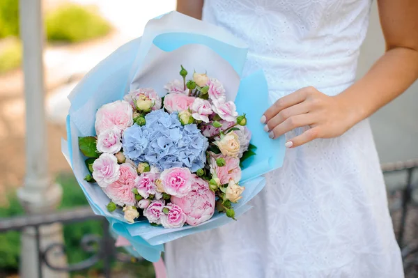 Buquê encantador e delicado de flores coloridas nas mãos — Fotografia de Stock