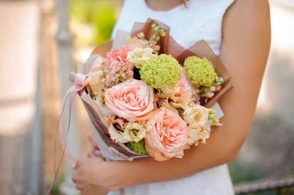 Buquê de casamento delicado de flores coloridas nas mãos — Fotografia de Stock