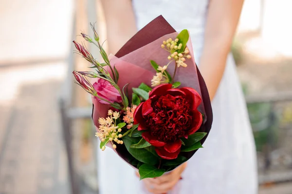 Bela combinação de flores em mãos de mulher — Fotografia de Stock