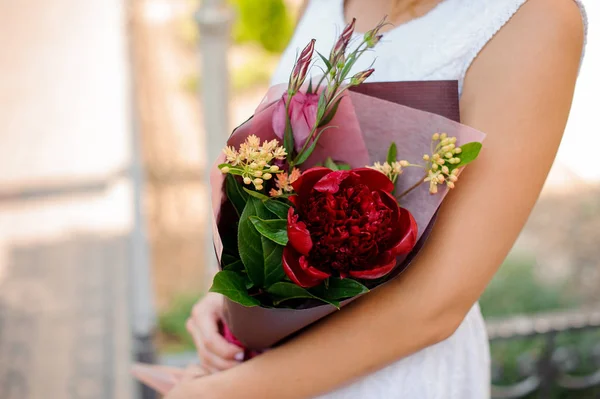 Bela combinação de flores coloridas em mãos de mulher — Fotografia de Stock