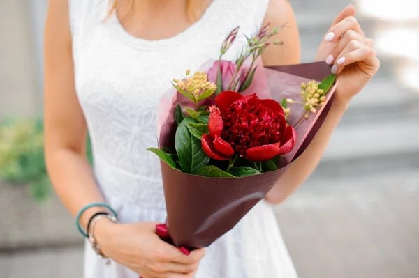 Поєднання барвистих квітів у жіночих руках — стокове фото
