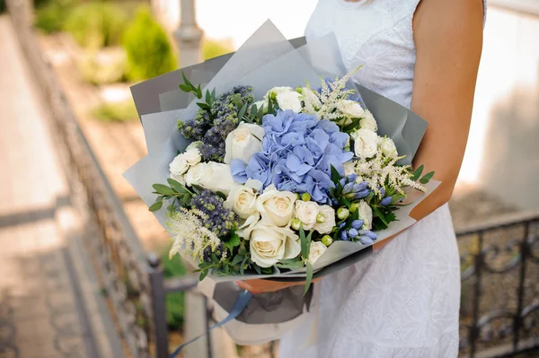 Bouquet da sposa piuttosto colorato nelle mani della donna — Foto Stock