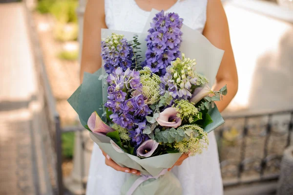 Güzel renkli düğün buket kadın elinde