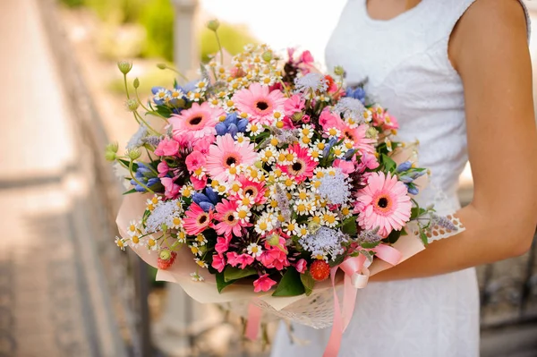 Renkli ve güzel düğün buket kadın elinde