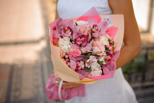 Наречена в білій сукні тримає красивий букет квітів — стокове фото