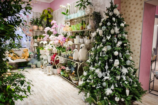 Kerstboom is versierd met witte en zilveren speelgoed in de winkel inrichting — Stockfoto