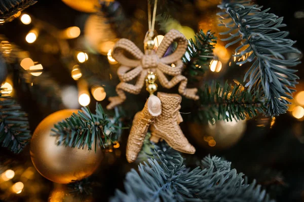 Decoración de juguetes para los patines de árbol de Navidad, fondo de año nuevo — Foto de Stock