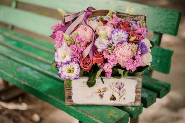 Bankta çiçeklerin güzel kompozisyon