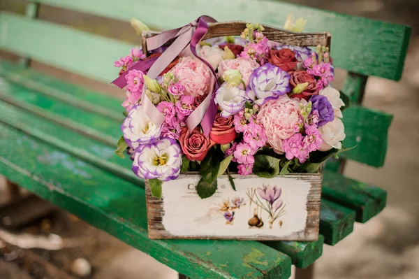 Bankta çiçeklerin güzel kompozisyon