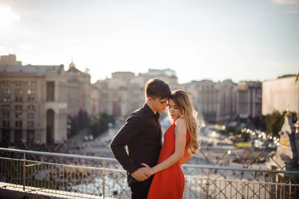 Couple in love on the background of big city — Stock Photo, Image
