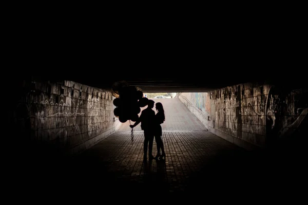 Силует красивої молодої пари в метро — стокове фото