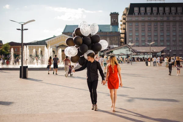 Lyckliga par i kärlek på bakgrunden på stan — Stockfoto