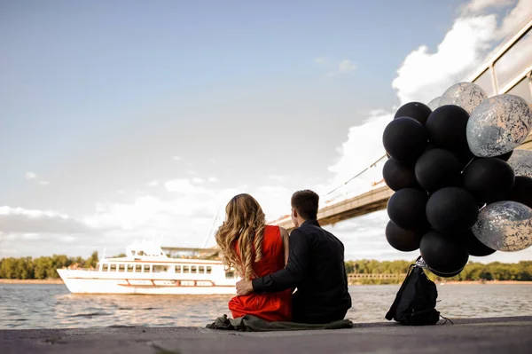 Love story av ungt par i bakgrunden floden — Stockfoto