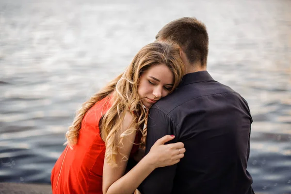 Storia d'amore sullo sfondo dell'acqua — Foto Stock