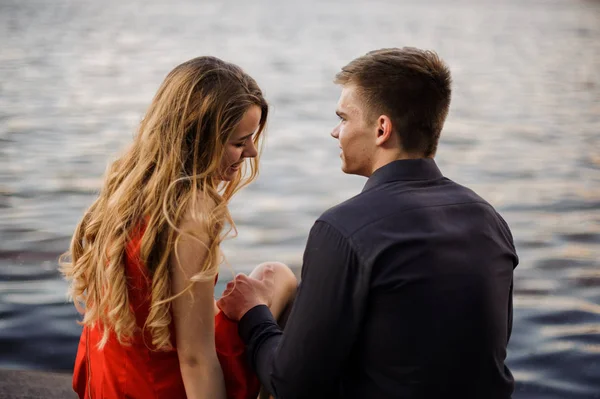 Storia d'amore di una giovane coppia sullo sfondo dell'acqua — Foto Stock