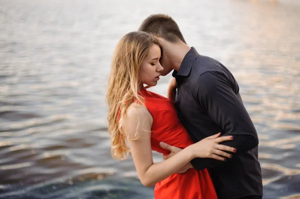 Bella coppia amorevole n lo sfondo di acqua — Foto Stock