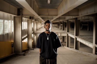 Yakışıklı afro Amerikalı adam siyah giysili