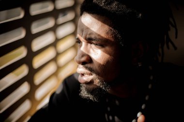 Sakallı afro Amerikalı adam profil portresi kadar kapatın