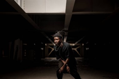 Afrika kökenli Amerikalı adam siyah giysilerle dans