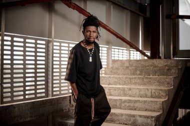 Afro Amerikalı adam merdivende daimi