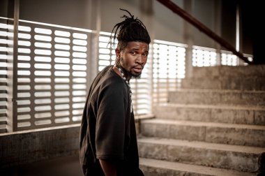 Yakışıklı afro Amerikalı adam siyah giysili