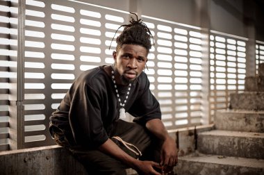 Genç ve çekici afro Amerikalı adam pencerenin oturan