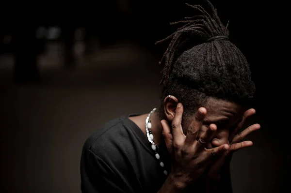 A afro-amerikai srác közelében arcát kezével portréja — Stock Fotó