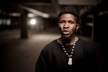 Portre genç afro Amerikan adamın kapatın