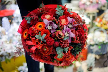 Çok parlak ve güzel kırmızı buket çiçek