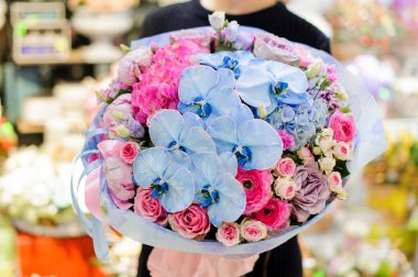 İhale pembe ve mavi güzel çiçekler buket