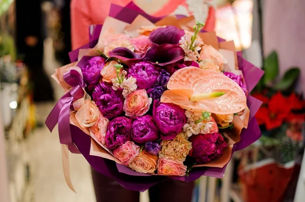 Kleurrijk boeket van mooie bloemen in handen van de vrouw — Stockfoto