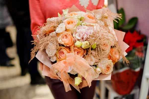 Ніжний зимовий букет квітів у жіночих руках — стокове фото