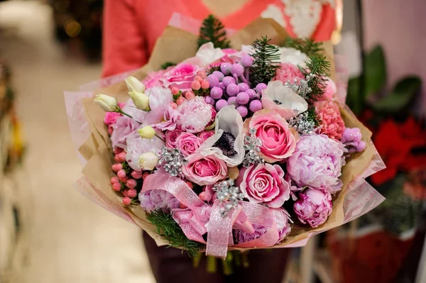 Bonito ramo de invierno de hermosas flores en manos de mujer —  Fotos de Stock