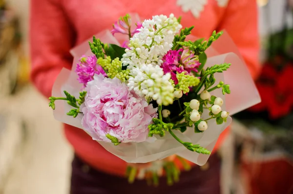 Маленький і солодкий букет з ніжних квітів — стокове фото