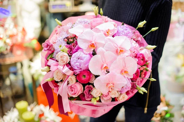 Precioso ramo rosa de flores en manos de mujer —  Fotos de Stock