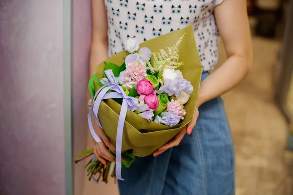 Refinado e elegante buquê colorido de flores — Fotografia de Stock