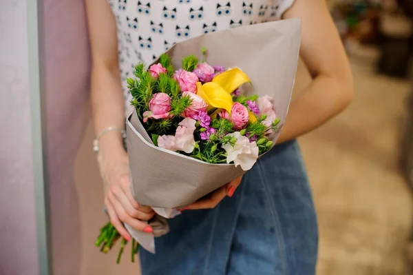 Bouquet de fleurs raffiné et élégant et coloré — Photo