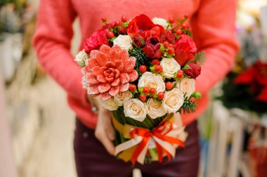 Küçük ve güzel kış buket çiçek